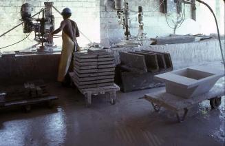 Obrero en industria de granito de Santo Domingo