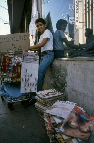 Niño vendedor ambulante en calle de Santo Domingo