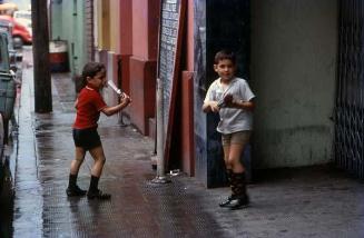 Niños jugando en acera de Santo Domingo