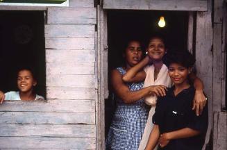 Mujeres en vivienda rústica de Santo Domingo