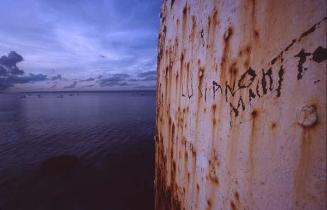 Muro con óxido y grafismos en la bahía de Sánchez