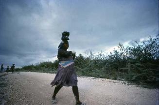 Mulata en camino rural de Bayahibe