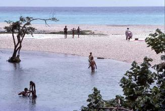 Bañistas en desembocadura de playa Paraíso II