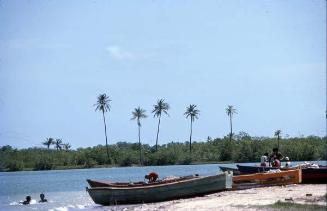 Pescadores y yolas en playa de Barahona