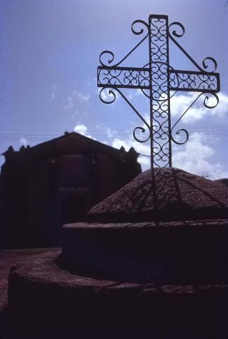 Cruz al frente de la iglesia de Sabana Grande de Boyá