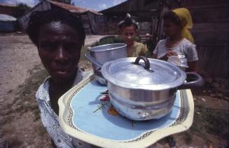 Mujer con servicio de comida en Boyá