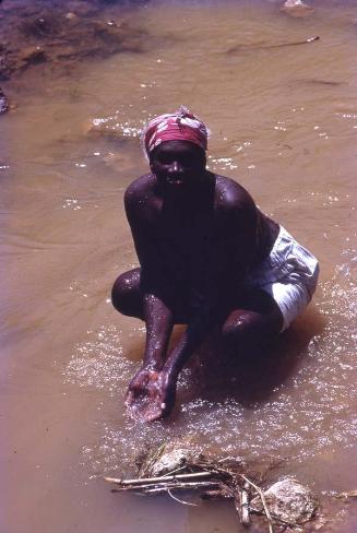 Mujer en río de Boyá