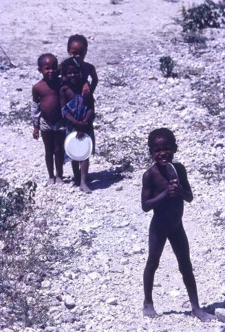 Niños en camino rural del lago Enriquillo II