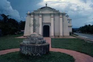 Vista frontal de iglesia en Sabana Grande de Boyá