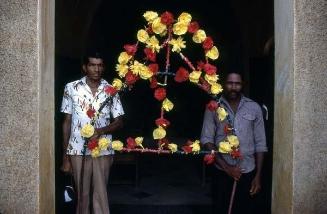 Detalles de procesión en una puerta de la iglesia de Sabana Grande de Boyá