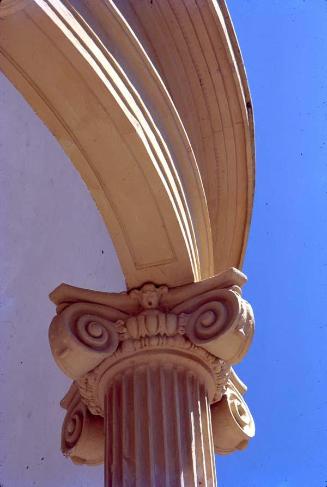 Detalle de columna en glorieta de parque en Azua