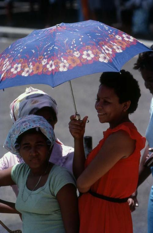 Mujeres con sombrilla en Higüey