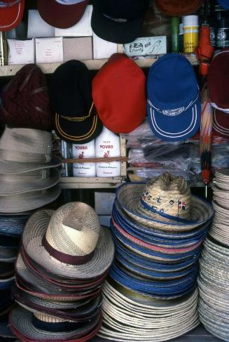 Sombreros apilados en Azua