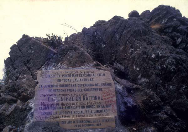 Tarja en rocas del Pico Duarte