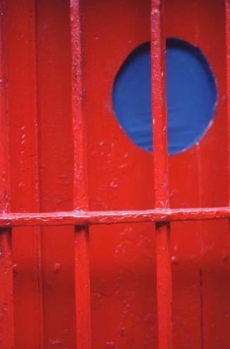 Detalle de hierro en rojo y azul II