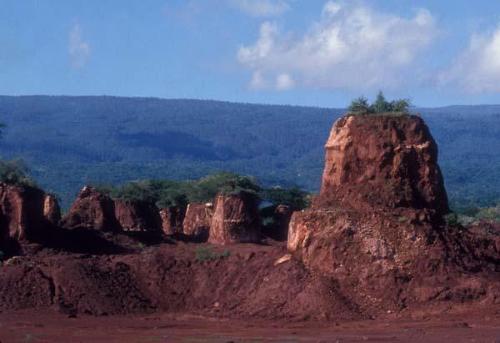 Montículos en mina de bauxita en Cabo Rojo