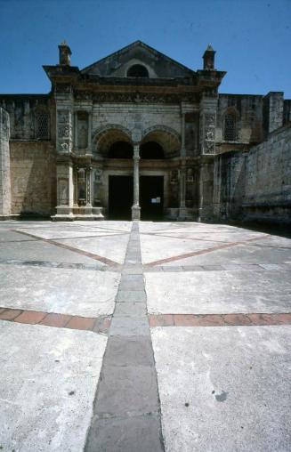Vista frontal de la Catedral Primada de América en Santo Domingo
