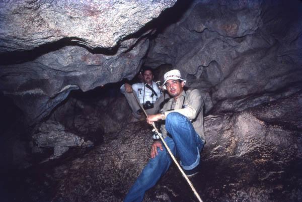 Exploradores en interior de cueva