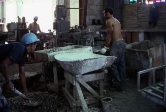 Obreros en el interior de una fábrica