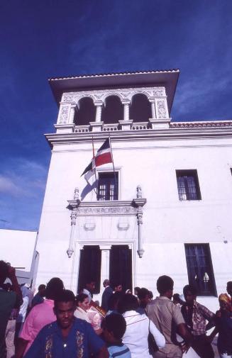 Multitud frente a la Casa del Sacramento en Santo Domingo