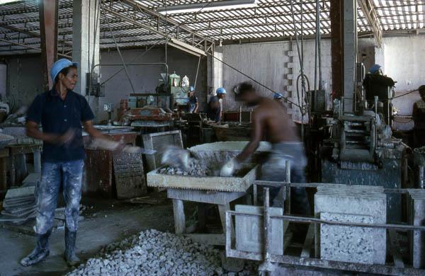 Obreros en fábrica de mosaicos en Santo Domingo