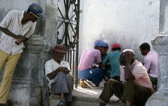 Obreros en puerta de cementerio de Santo Domingo