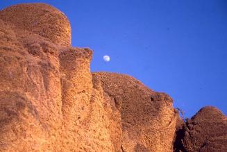Luna sobre rocas de Las Caritas