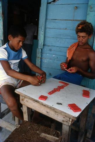 Partida de dominó en un poblado de la isla Saona