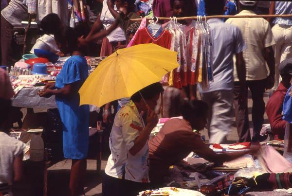 Sombrilla amarilla en mercado