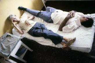 Dos hombres en una cama de un sanatorio mental