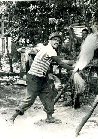 Hombre fabrica soga de cabuya XI