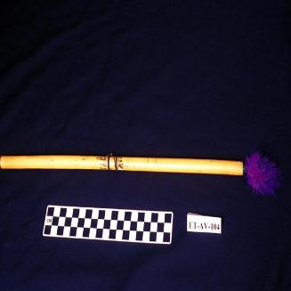 Flauta de bambú con plumas