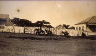 Escena campestre con tres personas montando a caballo.1919-1922