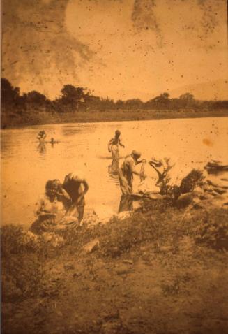 Lavanderas y bañistas en el río Yaque. 1919-1922