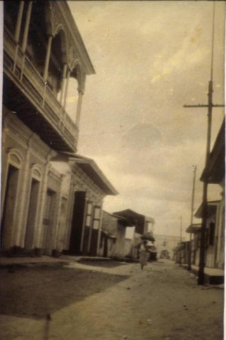 Vista callejera de una calle de La Vega, con la antigua fortaleza al fondo. 1919-1922