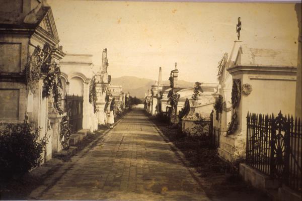 Calle principal del Cementerio Municipal de Santiago. 1919-1922
